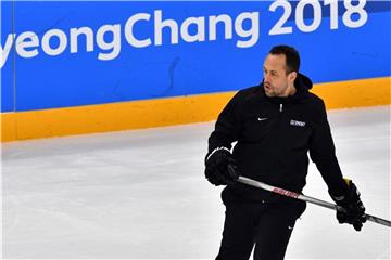 Eishockey-Bundestrainer Marco Sturm warnt vor zu hohen Erwartungen bei der WM. Foto: Peter Kneffel
