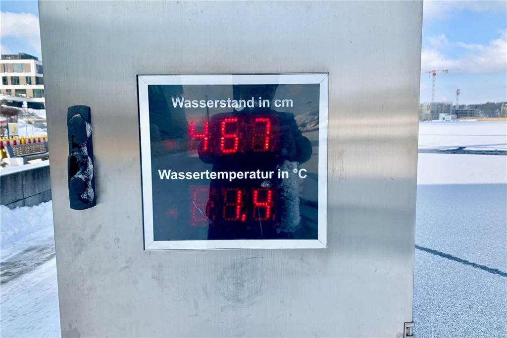 Der Phoenix-See friert zu – und in der Idylle droht Lebensgefahr Eisig kalt ist das Wasser. Bei nur 1,4 Grad hält es ein Mensch nicht lange im Wasser aus.
