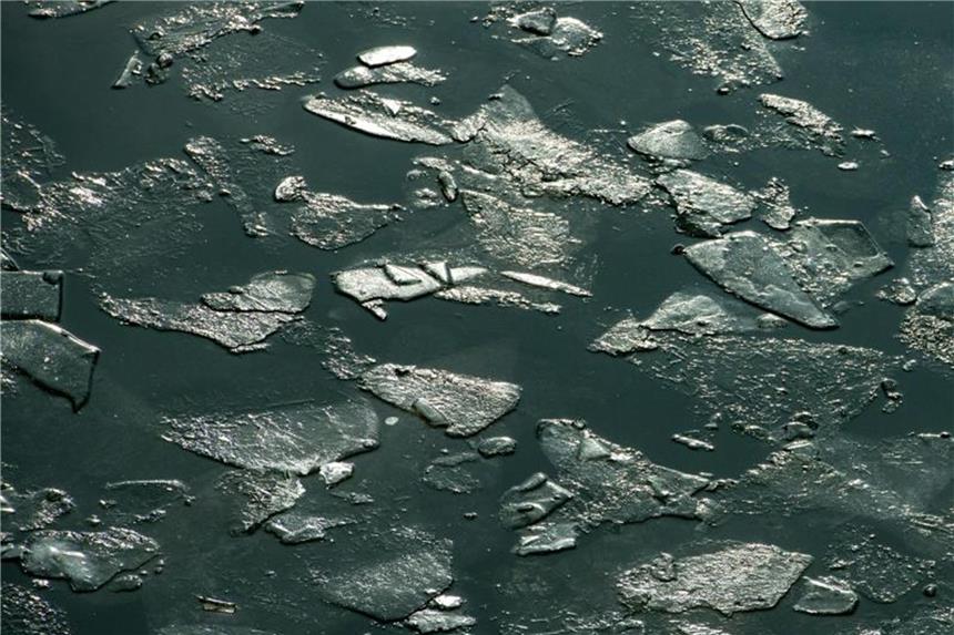 Zum meteorologischen Frühlingsbeginn wird's wärmer Eisschollen schwimmen bei Straubing auf der Donau. Foto: Armin Weigel