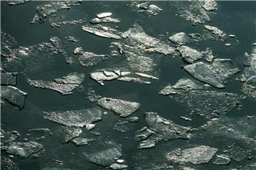 Eisschollen schwimmen bei Straubing auf der Donau. Foto: Armin Weigel