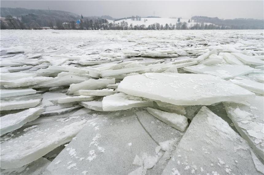 Die Donau friert nur noch in Ausnahmefällen zu Eisschollen türmen sich auf der Donau bei Vilshofen. Foto: Armin Weigel