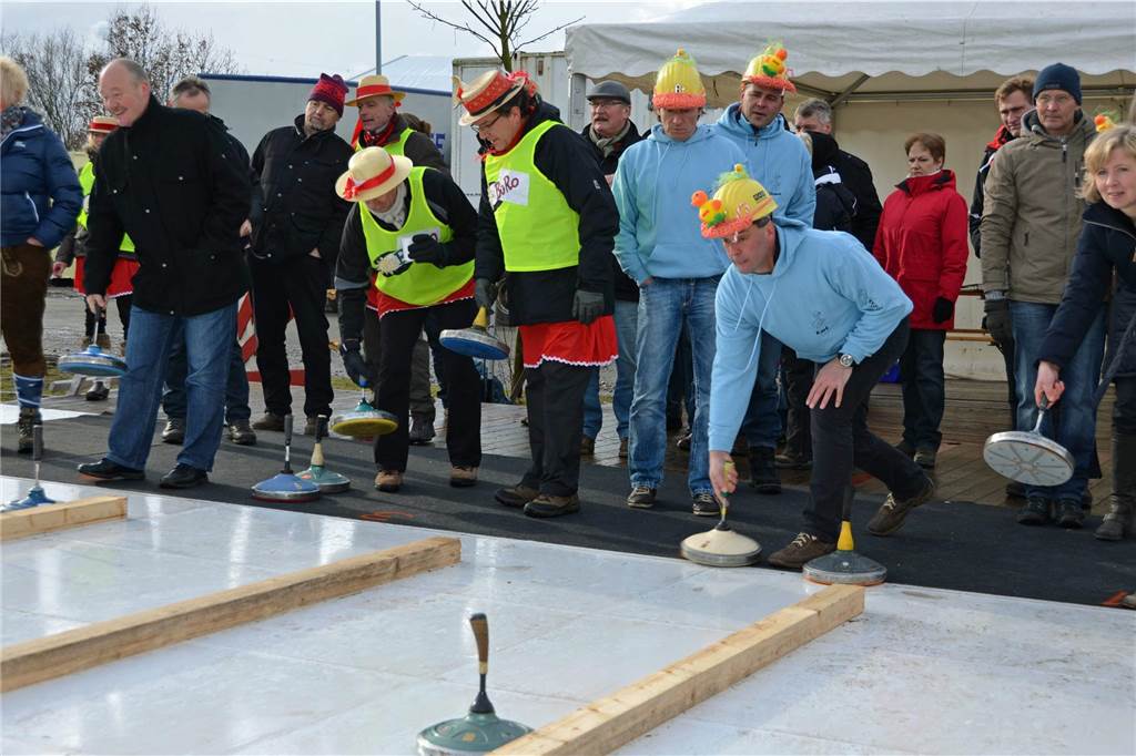Event im Januar: Carving-Club gibt das Rennen um die Wettkampfplätze frei Sportler an der Eisbahn