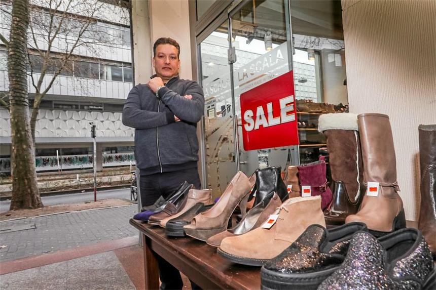 Wie geht es mit dem Karstadt-Technik-Haus weiter? eit Jahren wartet Schuhhändler Serafino Straface darauf, dass das frühere Karstadt-Technik-Haus direkt gegenüber wiederbelebt wird. Doch immer wieder wurde die Hoffnung darauf zerstört.