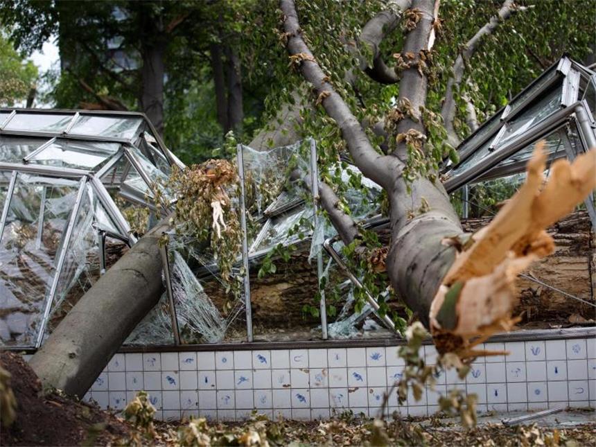 Versicherer: 650 Millionen Euro Schaden durch Pfingstunwetter «Ela» hatte am 9. und 10. Juni vor allem in Nordrhein-Westfalen, Hessen und Niedersachsen gewütet. Foto: Martin Gerten