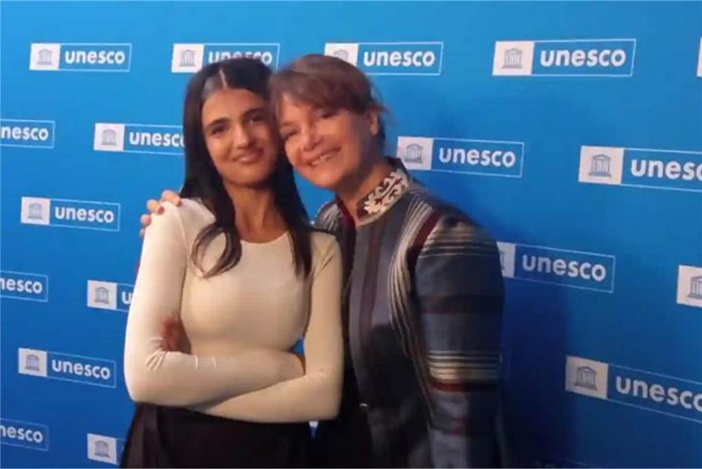 Elaha zusammen mit der Filmemacherin Manon Loizeau.