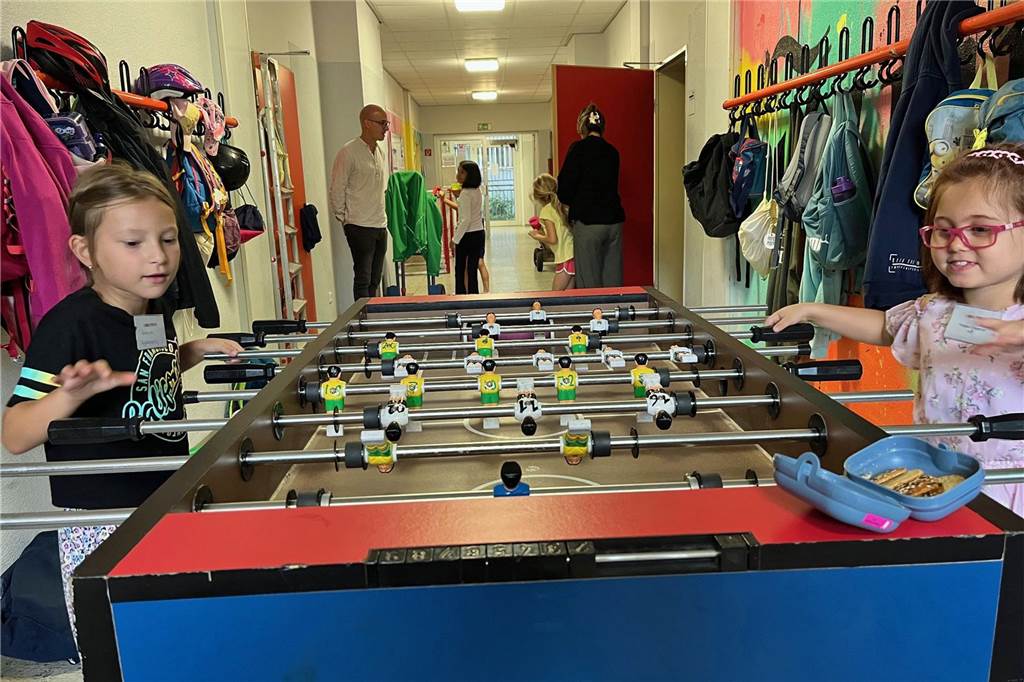 Elanya (6, l.) und Phoebe-Chayenne (7) haben den Kicker im Flur des Jugendzentrums für sich entdeckt.
