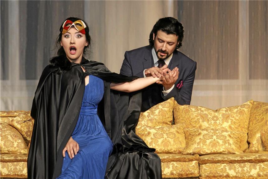 Elbenita Kajtazi mit Dmitry Ivanchey in der „Nacht in Venedig“ in Essen. Foto: Landsberg 