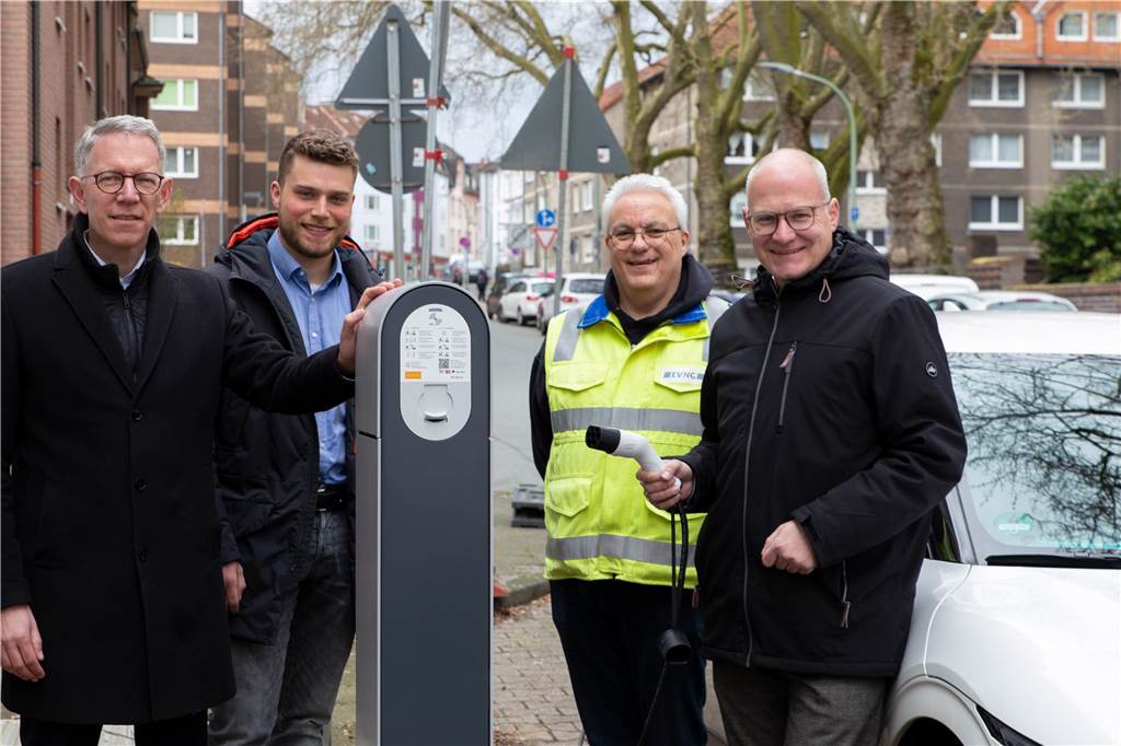 Fehlende Beschilderung: Ärger über zugeparkte Ladesäulen ELE-Geschäftsführer Manfred Ackermann, ELE-Mitarbeiter Dustin Krotki, Michael Schöpp von der EVNG sowie der Technische Beigeordnete Klaus Müller stellten im April dieses Jahres die neuen Ladesäulen vor.