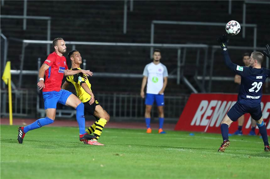 Elegant! Hüseyin Bulut erzielt per Lupfer den BVB-II-Siegtreffer gegen Wuppertal.