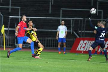 Elegant! Hüseyin Bulut erzielt per Lupfer den BVB-II-Siegtreffer gegen Wuppertal.