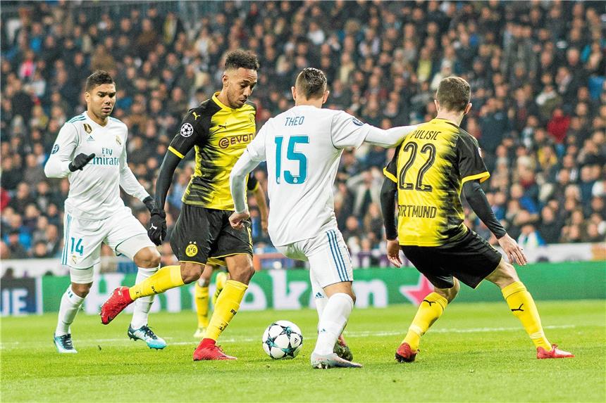Ermutigendes 2:3 - BVB holt Trostpreis Europa League Elegant! Pierre-Emerick Aubameyang (l.) trifft per Lupfer zum 2:2.