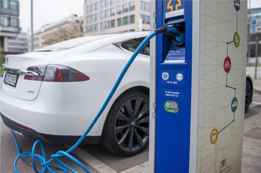 Autozulieferer Continental stemmt sich gegen die E-Quote Elektroauto an einer Stromtankstelle. Foto: Lino Mirgeler