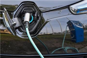 Elektroauto von Renault wird an einer Ladesäule aufgeladen. Foto: Patrick Pleul/Archiv