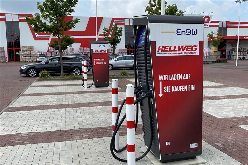 Elektroautos können seit kurzem am Hellweg Baumarkt in Dortmund-Kley einfach und schnell mit Ökostrom geladen werden.