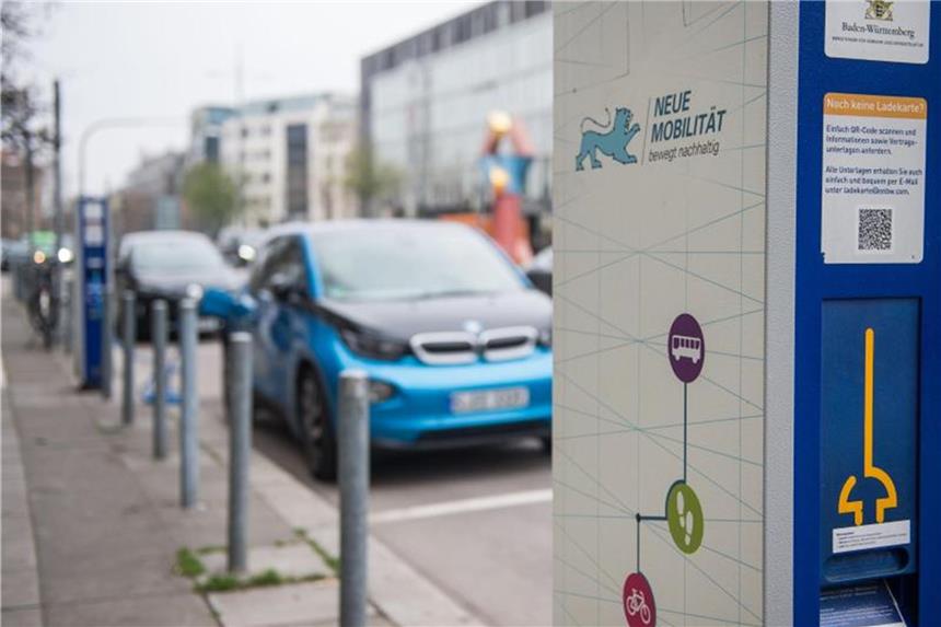 Was ist bei Elektrofahrzeugen nach einem Unfall zu beachten? Elektroautos sind im Fall eines Unfalls nicht gefährlicher als Autos mit Verbrennungsmotoren. Auch bei Elektrofahrzeugen entstehen bei einem Brand Rauchgase, die giftig sind. Foto: Lino Mirgeler