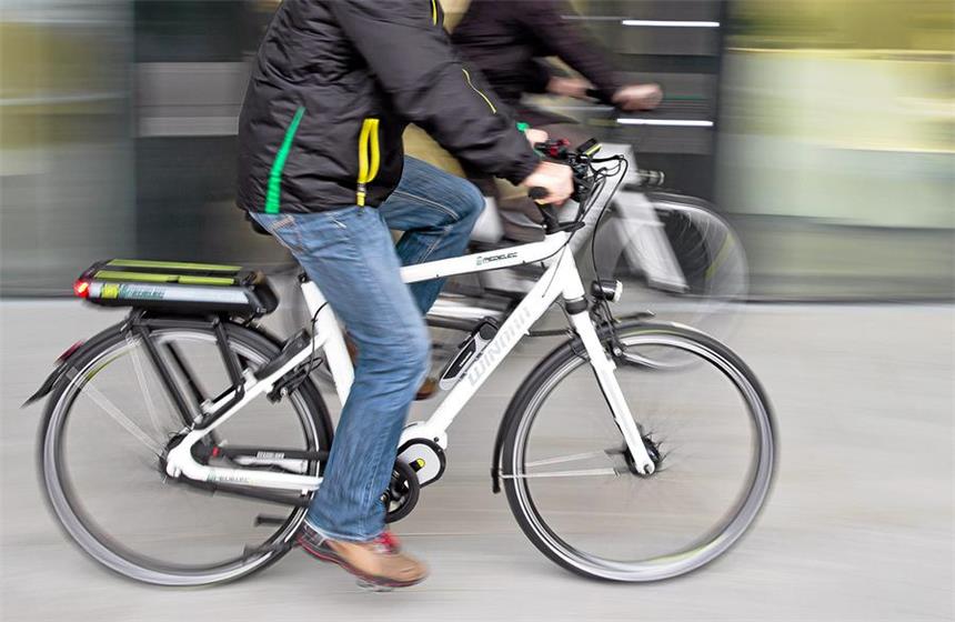 Boom von Elektrofahrrädern birgt auch Probleme Elektrofahrräder sind zwar nicht gefährlicher als normale Fahrräder. Aber vor allem ältere Fahrer können die Geschwindigkeit oft nicht so gut einschätzen. Und je schneller man mit dem E-Bike fährt, desto größer das Risiko, sagt Werner Blanke vom Allgemeinen Deutschen Fahrrad-Club (ADFC).
