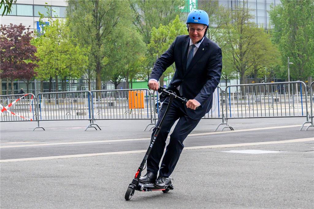 Buckelpisten und Wurzeln: E-Tretroller-Fahrer hätten es auf Wernes Radwegen nicht leicht Elektronisch betriebene Tretroller werden immer beliebter als Alternative zum Auto.