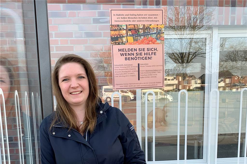 Elena Raupach vor einem der Infoplakate, die in der Gemeinde aufgehängt wurden. Sie hat die Facebookgruppe „Bürger helfen Bürgern“ gegründet.
