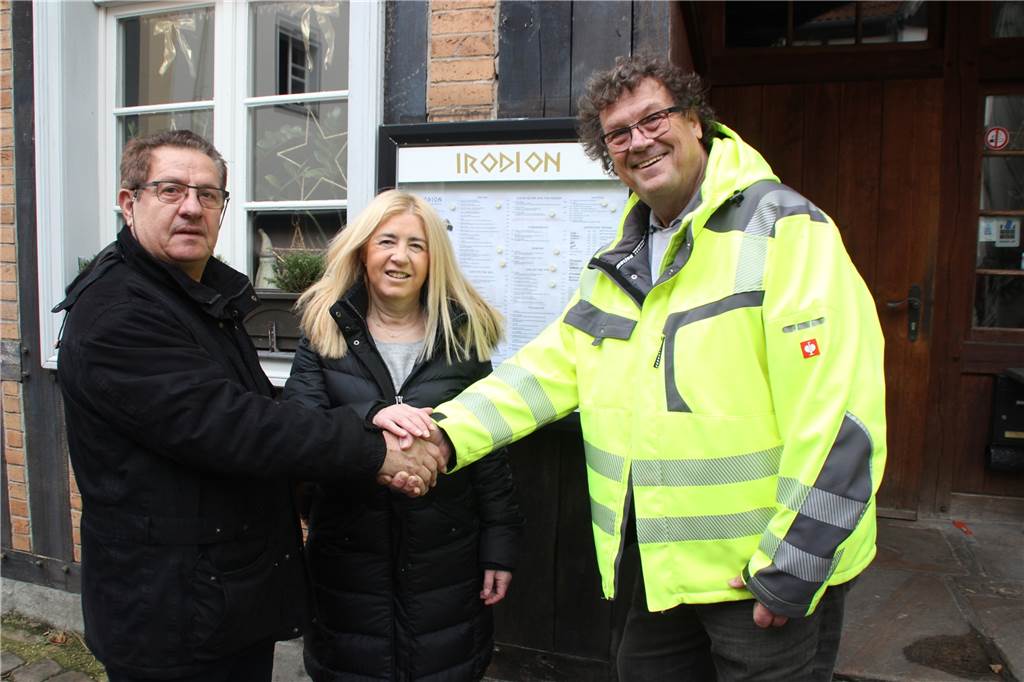 Elena und Christos Tzes vom griechischen Restaurant Irodion am Roggenmarkt spendeten 200 Euro an „Lüner helfen Lünern“.