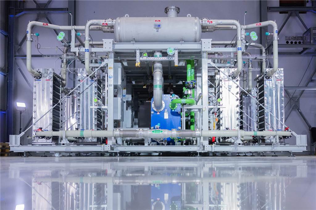 Stadt und Unternehmen gründen Wasserstoffinitiative “H2amSee“ Ein Eletrolyseur zur Erzeugung von Wasserstoff.