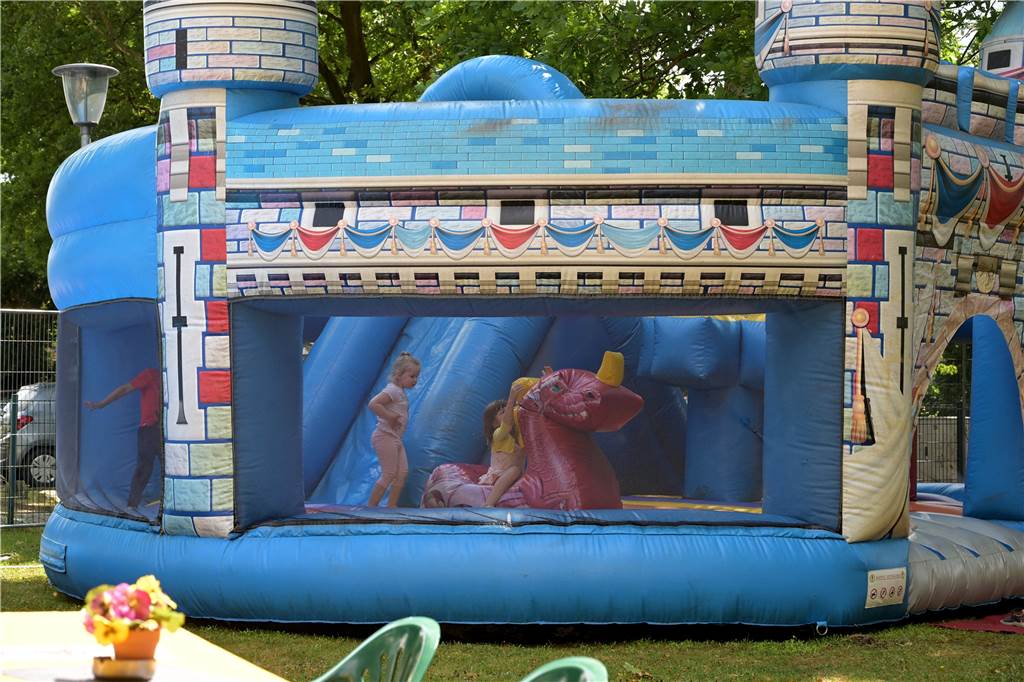 Elf aufblasbare Spielgeräte: Kinder testen Hüpfburgen an der Kreisstraße Elf aufgeblasene Spielgeräte stehen auf dem Platz.
