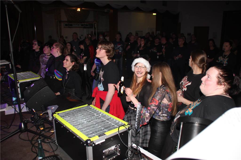 Elf Tage vor Heiligabend sorgte das X-Mas Rockkonzert mit drei verschiedenen Bands für reichlich Zulauf. 