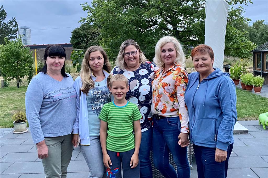 Ascheberg: Ehepaar bringt statt zwei sogar fünf Ukrainer im eigenen Haus unter Eine Gruppe von Menschen in einem Garten.