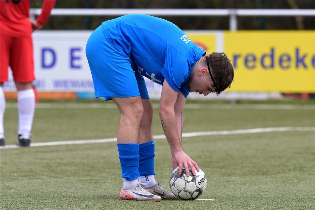 Elfmeterschütze Illkay Kir (23) verlängert bei BW Alstedde Ilkay Kir legt sich den Ball bereit für den Strafstoß.