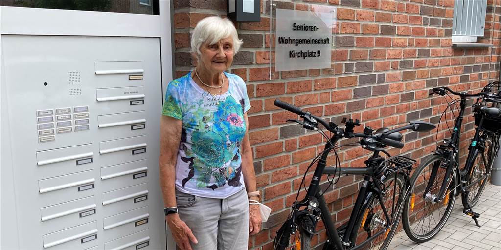 Elfriede Winterott (85) hat sich für eine Senioren-WG entschieden Elfriede Winterott vor dem Eingang zur Senioren-WG am Erler Kirchplatz.