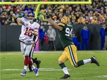 Eli Manning (l), Quarterback der New York Giants, in Aktion im Liga-Spiel gegen die Green Bay Packers im Oktober 2016. Foto: Tannen Maury