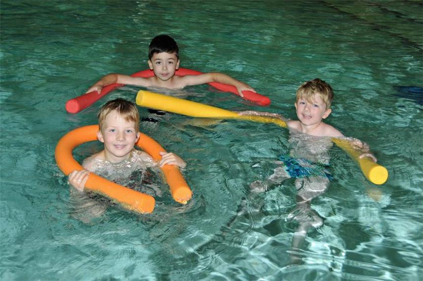 Elias Reißmann, Kian Altunay und Titus Euler (v.l.), die an einem Ferien-Intensiv-Schwimmkurs teilnehmen, gehörten gestern zu den ersten Schwimmern im frisch sanierten Hallenbad Eving.