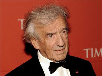 Elie Wiesel protestiert gegen die Rehabilitierung rechtsradikaler Politiker aus der Nazi-Zeit in Ungarn. Foto: Justin Lane