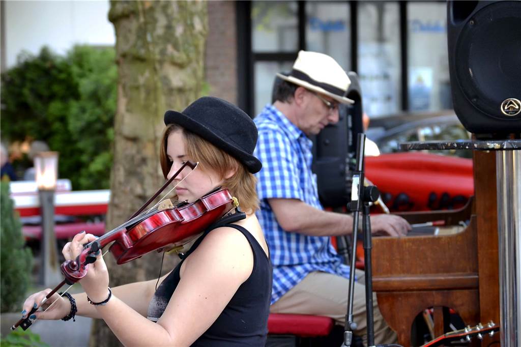 Vier Konzerte von März bis Mai in Castrop-Rauxel erleben Eligiusz Badura und Tochter Ania Badura musizieren gemeinsam beim Eröffnungskonzert der Castroper Musiktage.