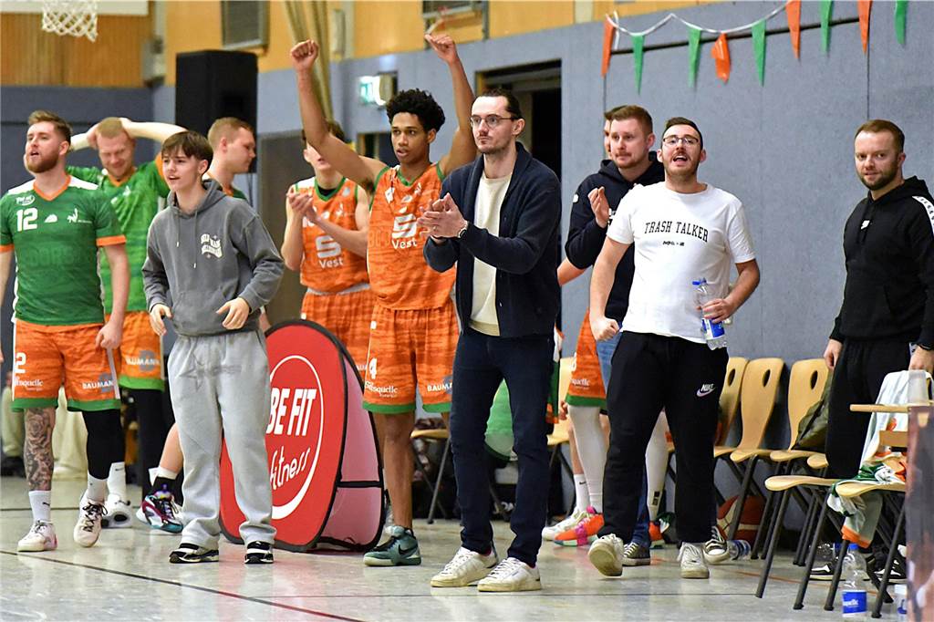 BG Dorsten war von der Qualität der Liga überrascht: Die Gründe für den Abstieg Spieler und Trainer der BG Dorsten feuern von der Auswechselbank aus das Team auf dem Feld an