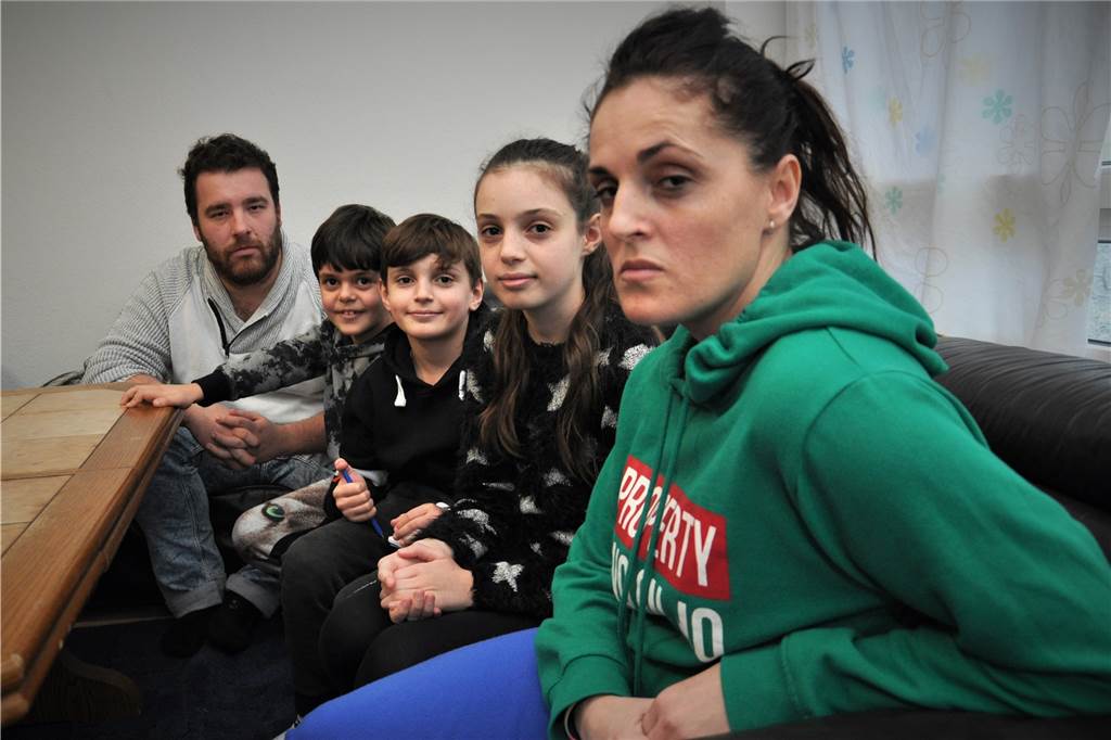 Abschiebung und neues Leben: Die unterschiedlichen Schicksale zweier Albaner in Dortmund Elisa (r.) Dollapaj und ihren Kindern droht die Abschiebung nach Albanien. Flüchtlingsmentor Nico Engelkamp (l.) will das verhindern.