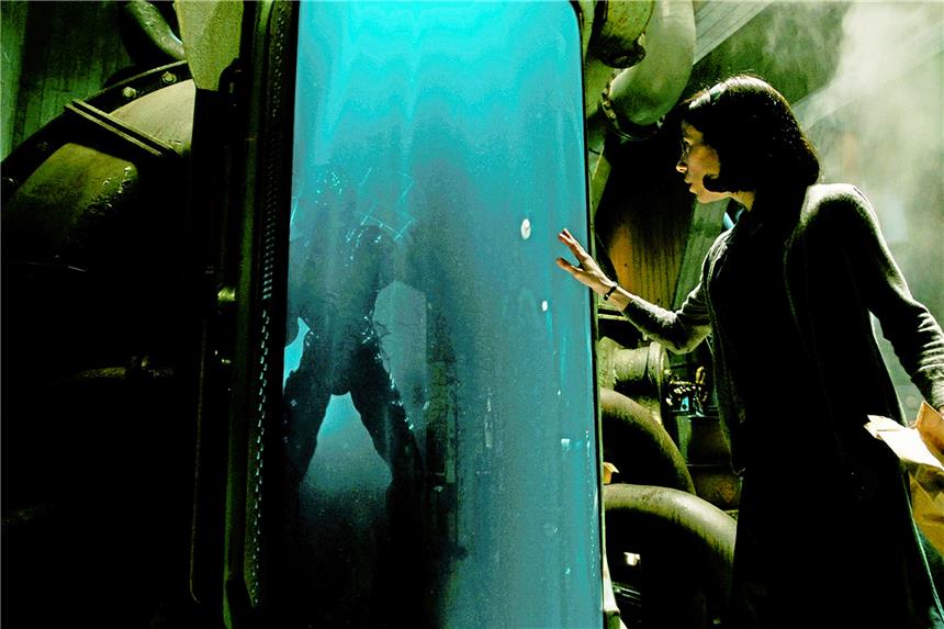 Elisa (Sally Hawkins) ist fasziniert von dem Wesen im Wassertank, das in das Geheimlabor eingeliefert wurde. Guillermo del Toros „Shape of Water – Das Flüstern des Wassers“ startet am 15. Februar in den deutschen Kinos. Foto: Twentieth Century Fox