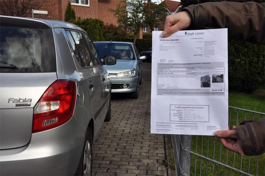 Parksituation in Lüner Wohngebieten sorgt für Ärger Elisa Schlierkamp kassierte ein Knöllchen über 30 Euro, als sie ihren Wagen and der Ecke Lotte-Lemke-Straße und Käthe-Kollwitz-Straße parkte. Regelmäßig parken dort Autos, wie auch am Dienstagabend.