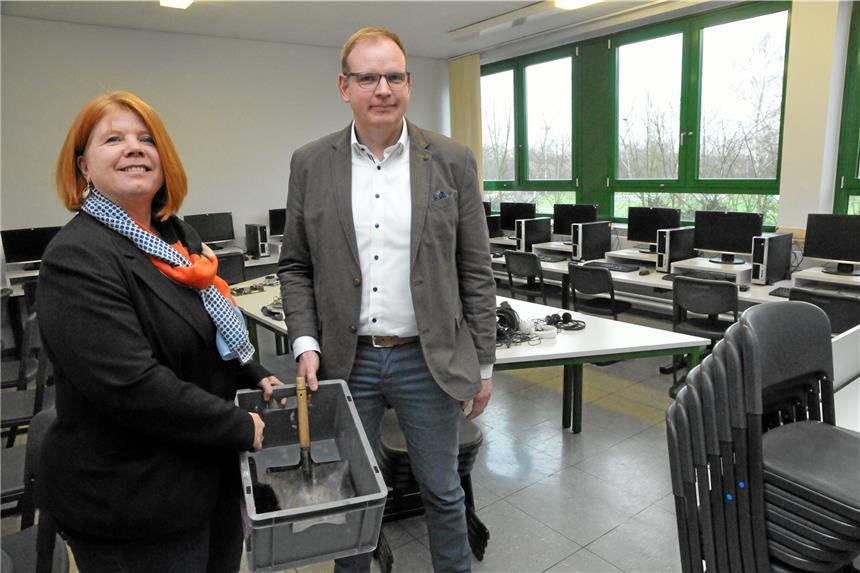 .Elisabeth Büning, Leiterin des Fachbereichs Bildung, Schule, Kultur und Sport beim Kreis Borken, und Norbert Göcke, Leiter der Abteilung Schulverwaltung beim Kreis, im Computerraum der Hans-Christian-Andersen-Schule in Südlohn. 