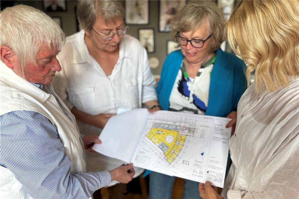 Spatenstich am Kinderhospiz: Hier sterben nicht Lebende, hier leben Sterbende Elisabeth Grümer, Anke Grundmann-Tresp, Monika Mondrik von der Grümer-Stiftung und Hospiz-Leiterin Marlena Pöhls (v.l.) freuen sich: Das Kinderhospiz Sonnenherz wird jetzt nach diesen Plänen von Architekt Klaus Winkelmann gebaut.