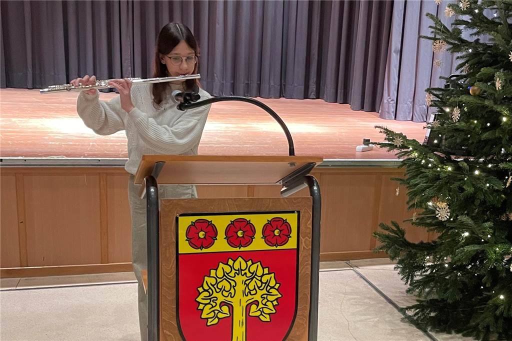 Elisabeth Hom spielt Querflöte