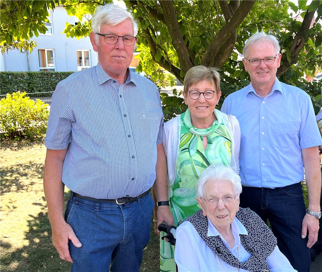 Elisabeth Kleine Bley hat auch mit 100 Jahren noch Freude am Leben Elisabeth Kleine Bley mit ihren Kindern Heinz Kleine Bley, Anne Recker und Bernd Kleine Bley.