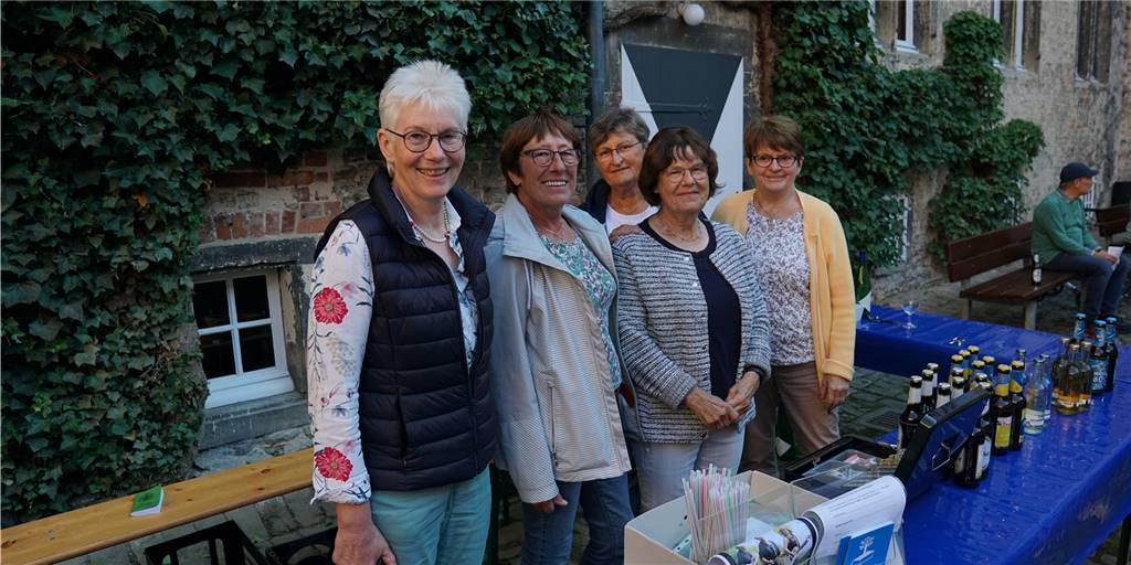 Mit Fotos: Offenes Singen des Heimatvereins lockt Besucher zum Schloss Westerwinkel Frauen gucken in eine Kamera und lächeln.