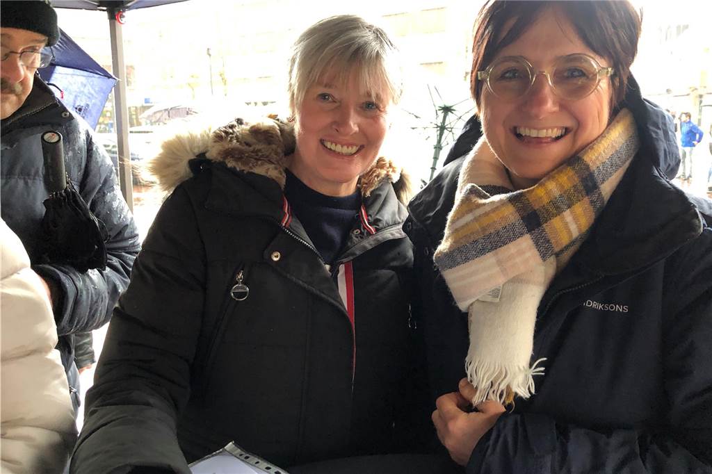 500 Vredener gehen für ihr Grundwasser auf die Straße: Protest gegen Abpumpen Elisabeth Roths-Wissing und Nicole Nacke unterschreiben nach der Demonstration eine Mitgliedserklärung der BI Grundwasser.