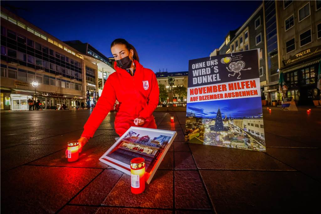 Statt Weihnachtsmarkt-Start: Grablichter in der Dortmunder City Elisabeth Schäfer verkauft sonst Lakritz und Crêpes auf dem Weihnachtsmarkt.