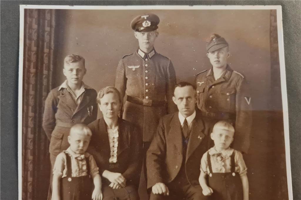 Elisabeth Stevermüer und Bernhard Hessel heiraten 1921 Ein altes Familienfoto zeigt Elisabeth und Bernhard Hessel aus Haltern mit ihren fünf Kindern Bernhard, Ewald, Heinrich, Helmut und Hans.