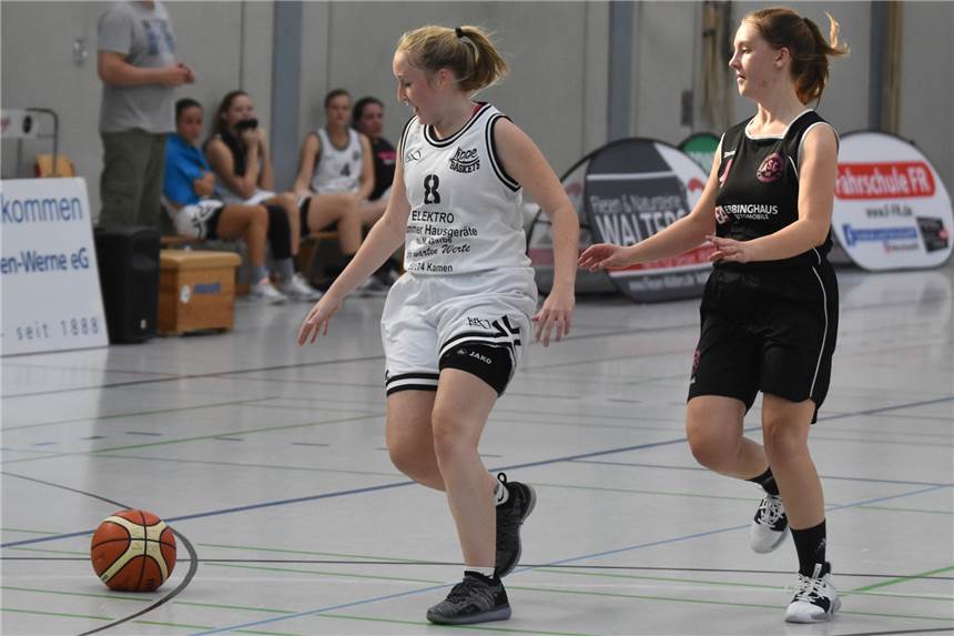 LippeBaskets Werne zittern wegen Coronakrise um den fast sicher geglaubten Aufstieg Elisabeth Winkler von den LippeBaskets Werne (l.) hofft, dass die Landesliga-Saison fortgesetzt werden kann.
