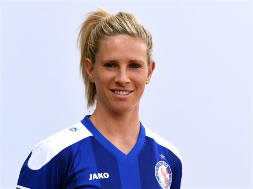 Turbine verteidigt Tabellenführung - Sieg für Leverkusen Elise Kellond-Knight hat das 1:0 für Turbine Potsdam gegen SGS Essen erzielt. Foto: Ralf Hirschberger