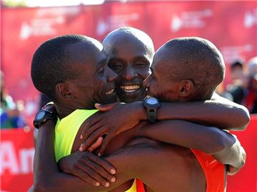Eliud Kipchoge (l.) siegte in Chicago vor seinen kenianischen Landsleuten Sammy Kittwara (m.) und Dickson Chumba. Foto: David Banks
