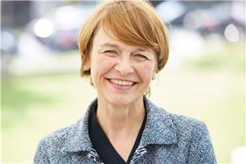 Elke Büdenbender, Ehefrau von Bundespräsident Steinmeier, findet Rauhaardackel toll. Foto: Georg Wendt