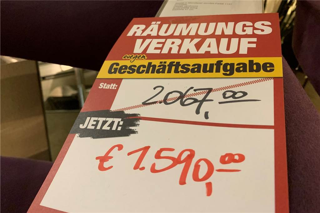 Räumungsverkauf Dortmunder Traditionsmöbelhaus Drees macht zu An den Preisschildern sind bereits die neuen reduzierten Preise vermerkt.